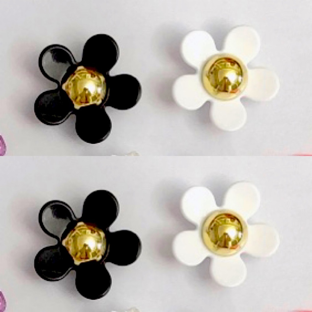 2 black and 2 white daisy flower charms
